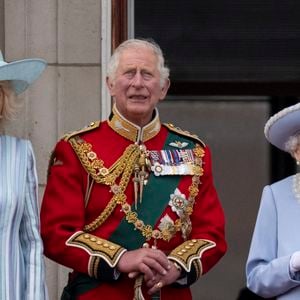 Camilla Parker Bowles, duchesse de Cornouailles, Le prince Charles, prince de Galles et La reine Elisabeth II d'Angleterre - Les membres de la famille royale regardent le défilé Trooping the Colour depuis un balcon du palais de Buckingham à Londres lors des célébrations du jubilé de platine de la reine le 2 juin 2022.