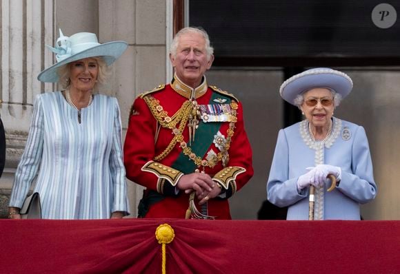 Camilla Parker Bowles, duchesse de Cornouailles, Le prince Charles, prince de Galles et La reine Elisabeth II d'Angleterre - Les membres de la famille royale regardent le défilé Trooping the Colour depuis un balcon du palais de Buckingham à Londres lors des célébrations du jubilé de platine de la reine le 2 juin 2022.