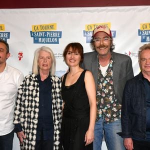 Jules Sitruk, Christian Monnier, Claire Nadeau, Céline Mauge, Philippe Rebbot, Dominique Pinon et Sheila O'Connor lors de l'avant-première du film "Ça tourne à Saint-Pierre et Miquelon" au cinéma Gaumont Champs-Elysées à Paris le 9 mai 2022.

© Veeren / Bestimage