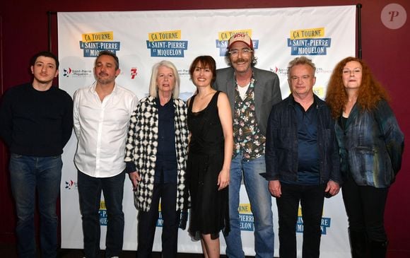 Jules Sitruk, Christian Monnier, Claire Nadeau, Céline Mauge, Philippe Rebbot, Dominique Pinon et Sheila O'Connor lors de l'avant-première du film "Ça tourne à Saint-Pierre et Miquelon" au cinéma Gaumont Champs-Elysées à Paris le 9 mai 2022.

© Veeren / Bestimage