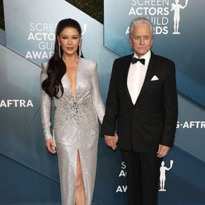Près de vingt-six ans après leur mariage, leur histoire illustre ainsi l’idée que prendre ses distances peut parfois permettre de mieux se retrouver.

Michael Douglas et sa femme Catherine Zeta-Jones - 26ème cérémonie annuelle des "Screen Actors Guild Awards" ("SAG Awards") au "Shrine Auditorium" à Los Angeles, le 19 janvier 2020.