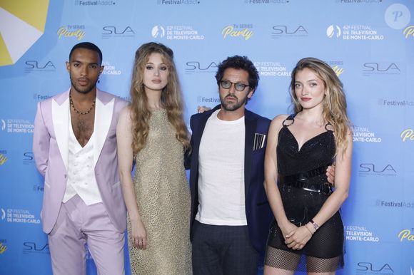 Car il rappelle qu'être au casting d'une série quotidienne telle qu'Ici tout commence demande "un sacrifice temporel". 

Benjamin Douba Paris, Catherine Davydzenka, Frederic Diefenthal et Lou Ladegaillerie sur le tapis bleu du photocall de la soirée du 62ème Festival de Télévision de Monte-Carlo, à Monaco, le 17 juin 2023. © Denis Guignebourg/BestImage