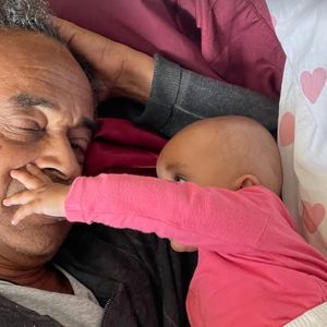 Il apparaît torse nu, un sac sur le dos, portant tendrement son bébé de bientôt 10 mois.

Yannick Noah immortalisé aux côtés de sa petite Keelani (Capture d'écran Instagram - Juillet 2025).