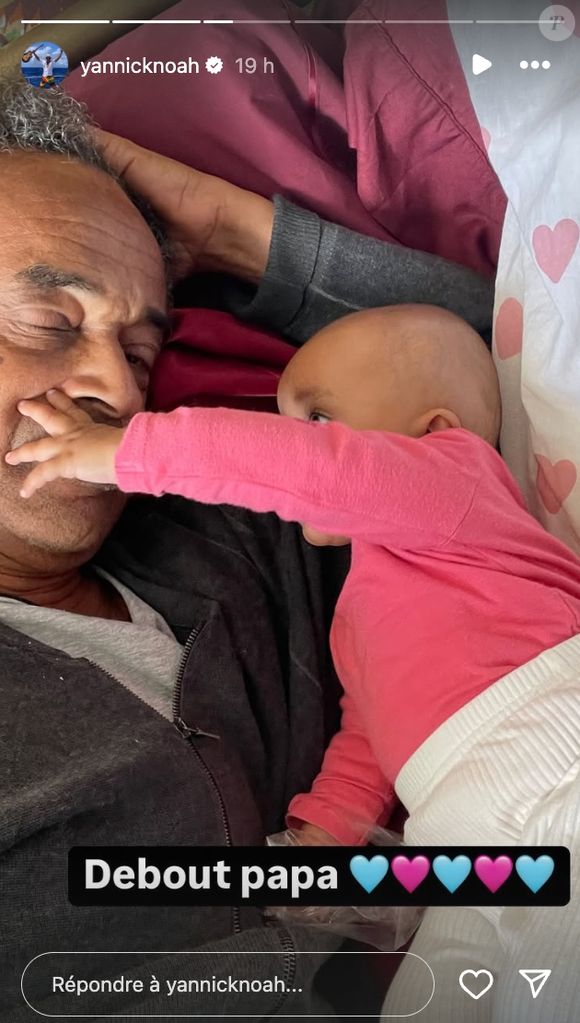 Il apparaît torse nu, un sac sur le dos, portant tendrement son bébé de bientôt 10 mois.

Yannick Noah immortalisé aux côtés de sa petite Keelani (Capture d'écran Instagram - Juillet 2025).