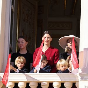 La princesse Alexandra de Hanovre, Charlotte Casiraghi et son fils Balthazard Rassam, la princesse Caroline de Hanovre, Stefano et Francesco Casiraghi - La famille princière de Monaco au balcon du palais, à l'occasion de la Fête Nationale de Monaco. Le 19 novembre 2023
© Claudia Albuquerque / Bestimage