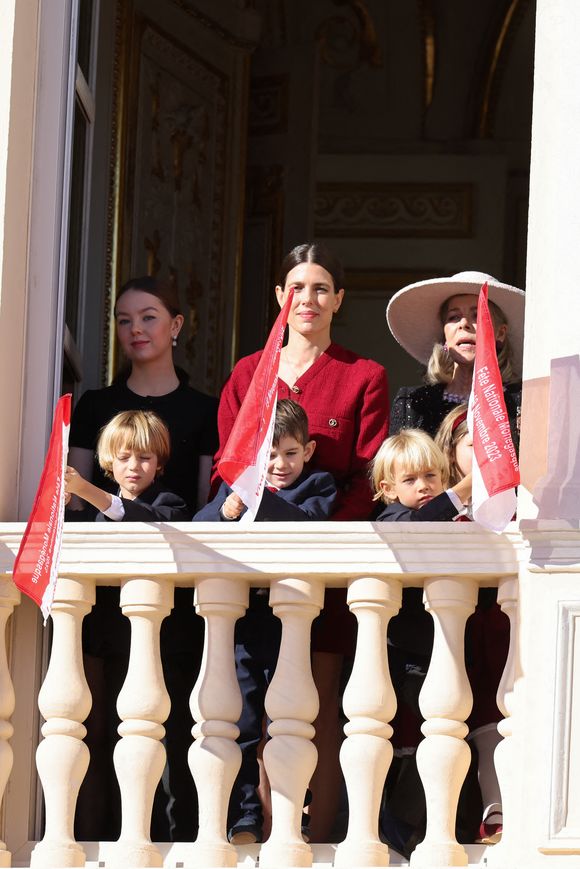 La princesse Alexandra de Hanovre, Charlotte Casiraghi et son fils Balthazard Rassam, la princesse Caroline de Hanovre, Stefano et Francesco Casiraghi - La famille princière de Monaco au balcon du palais, à l'occasion de la Fête Nationale de Monaco. Le 19 novembre 2023
© Claudia Albuquerque / Bestimage