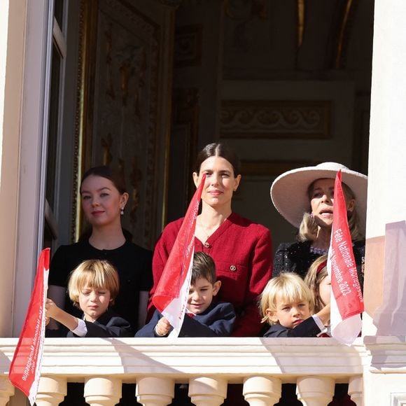 La princesse Alexandra de Hanovre, Charlotte Casiraghi et son fils Balthazard Rassam, la princesse Caroline de Hanovre, Stefano et Francesco Casiraghi - La famille princière de Monaco au balcon du palais, à l'occasion de la Fête Nationale de Monaco. Le 19 novembre 2023
© Claudia Albuquerque / Bestimage