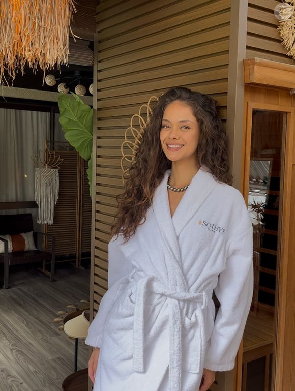 Elle succède à Temanava Domingo et peut offrir à Tahiti une sixième couronne Miss France.

Hinaupoko Deveze, Instagram