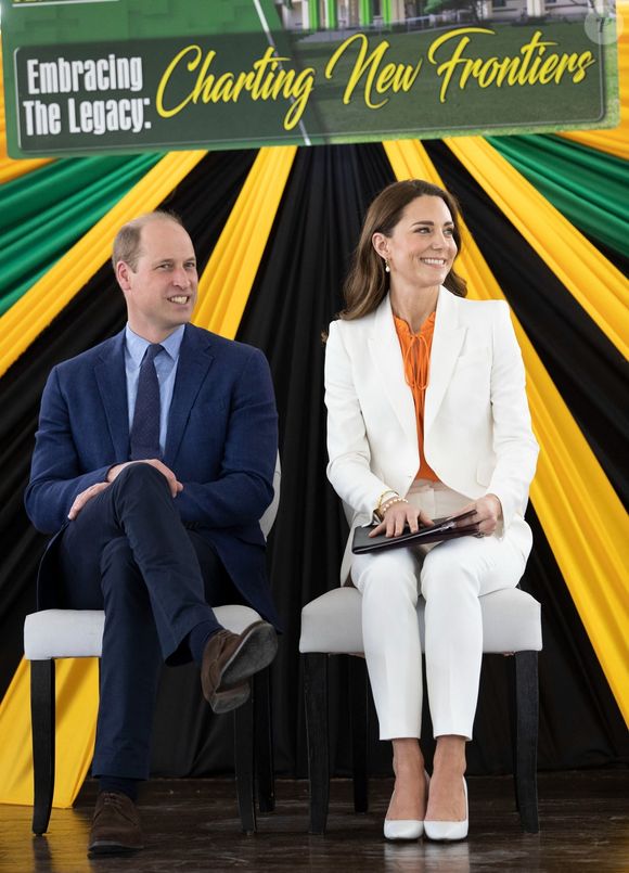 Ils ont dit non aux BAFTA awards, pour se reposer en famille sur une île où il n'y a qu'un seul bar !

Le prince William et Kate Catherine Middleton  en visite au collège Shotwood Teacher à Kingston, à l'occasion de leur voyage officiel en Jamaïque. Le 23 mars 2022
©Backgrid UK/ Bestimage