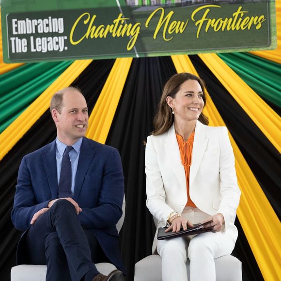 Ils ont dit non aux BAFTA awards, pour se reposer en famille sur une île où il n'y a qu'un seul bar !

Le prince William et Kate Catherine Middleton  en visite au collège Shotwood Teacher à Kingston, à l'occasion de leur voyage officiel en Jamaïque. Le 23 mars 2022
©Backgrid UK/ Bestimage