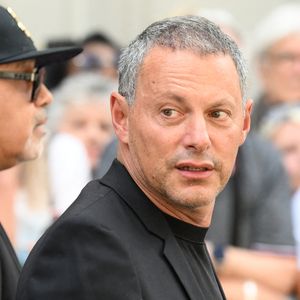 Marc-Olivier Fogiel assistant aux funérailles de Thierry Ardisson à l'église Saint-Roch à Paris, en France, le 17 juillet 2025. Photo : Eliot Blondet/ABACAPRESS.COM