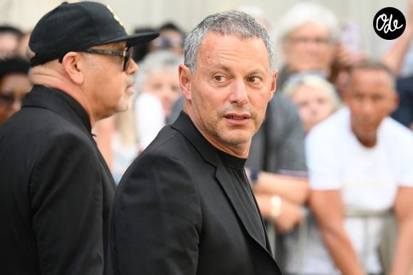 Marc-Olivier Fogiel assistant aux funérailles de Thierry Ardisson à l'église Saint-Roch à Paris, en France, le 17 juillet 2025. Photo : Eliot Blondet/ABACAPRESS.COM