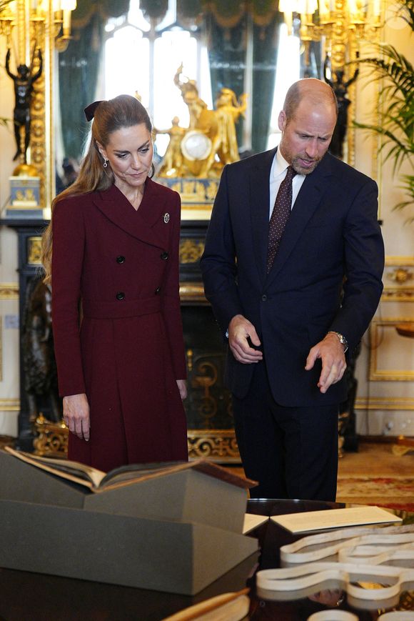 En effet, le couple royal a perdu l'un de ses plus vieux amis. 

Le prince et la princesse de Galles (Le prince William, prince de Galles et Catherine « Kate » Middleton, princesse de Galles) admirent les objets exposés lors d'une visite à l'exposition de la Collection royale, dans le salon vert du château de Windsor, dans le Berkshire, lors du premier jour de la deuxième visite d'État du président américain Donald Trump au Royaume-Uni. 
©PA Photo/ Bestimage