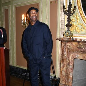 Denzel Washington rejoint le légendaire mur de caricatures de Sardi's. Denzel Washington a posé avec la troupe d'Othello et des amis chez Sardi's à New York. 2 juin 2025. (Crédit Image : © Photo Image Press via ZUMA Press Wire)