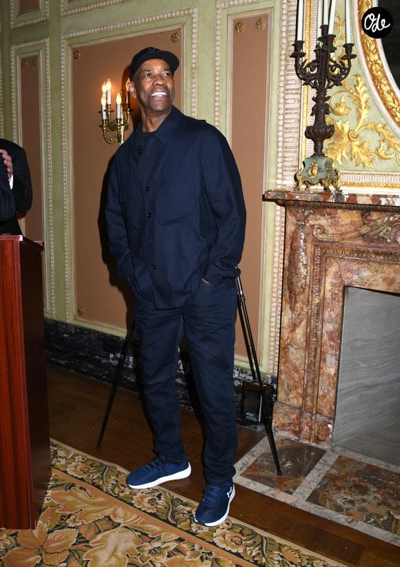 Denzel Washington rejoint le légendaire mur de caricatures de Sardi's. Denzel Washington a posé avec la troupe d'Othello et des amis chez Sardi's à New York. 2 juin 2025. (Crédit Image : © Photo Image Press via ZUMA Press Wire)