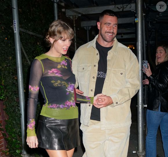Pour rappel, le couple a annoncé ses fiançailles ce mardi 26 août 2025.

Taylor Swift et son compagnon Travis Kelce à la sortie de l'hôtel "Waverly Inn" à New York.

Photo : The ImageDirect / Bestimage