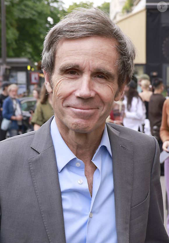 David Pujadas se promène lors de la Fashion Week de Paris (PFW), le 4 juillet 2023. / Bestimage