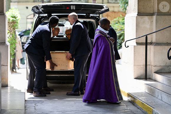Coffin lors de la cérémonie d'enterrement de Daniel Bilalian à l'église Saint-Pierre de Neuilly-sur-Seine, près de Paris, France, le 22 mai 2025. Le journaliste, présentateur et animateur de télévision français Daniel Bilalian est décédé le 14 mai 2025 à l'âge de 78 ans. Photo by Firas Abdullah/ABACAPRESS.COM
