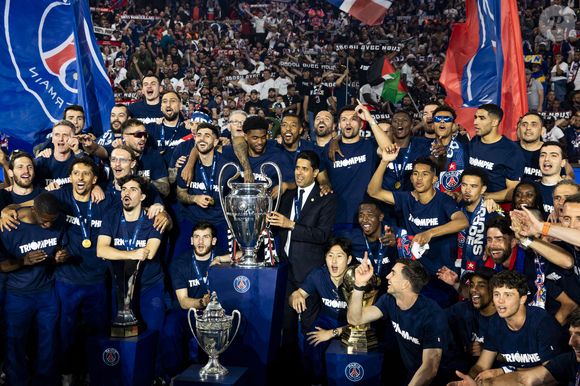 Nasser al-Khelaïfi (président du PSG), Luis Enrique, Luis Campos, Khvicha Kvaratkshelia,Gonçalo Ramos, Ousmane Dembélé, Marco Asensio, Kang-In Lee, Randal Kolo Muani, Senny Mayulu, Bradley Barcola, Ibrahim Mbaye, Gianluigi Donnarumma, Matvey Safonov, Lucas Lavallée, Arnau Tenas, Axel Tape, Noham Kamara, Achraf Hakimi, Presnel Kimpembe, Marquinhos, Lucas Hernandez, Nuno Mendes, Nordi Mukiele, Lucas Beraldo, Milan Skriniar, Yoram Zague, Joane Gadou, Naoufel El Hannach, Willian Pacho, Manuel Ugarte, Fabian Ruiz, Désiré Doué, Danilo Pereira, Vitinha, Gabriel Moscardo, Cher Ndour, Carlos Soler, Warren Zaïre-Emery, João Neves - Les joueurs du PSG célèbrent leur titre de Champion d'Europe au Parc Des Princes à Paris, le 1er juin 2025.
© Cyril Moreau/Bestimage