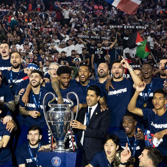 Nasser al-Khelaïfi (président du PSG), Luis Enrique, Luis Campos, Khvicha Kvaratkshelia,Gonçalo Ramos, Ousmane Dembélé, Marco Asensio, Kang-In Lee, Randal Kolo Muani, Senny Mayulu, Bradley Barcola, Ibrahim Mbaye, Gianluigi Donnarumma, Matvey Safonov, Lucas Lavallée, Arnau Tenas, Axel Tape, Noham Kamara, Achraf Hakimi, Presnel Kimpembe, Marquinhos, Lucas Hernandez, Nuno Mendes, Nordi Mukiele, Lucas Beraldo, Milan Skriniar, Yoram Zague, Joane Gadou, Naoufel El Hannach, Willian Pacho, Manuel Ugarte, Fabian Ruiz, Désiré Doué, Danilo Pereira, Vitinha, Gabriel Moscardo, Cher Ndour, Carlos Soler, Warren Zaïre-Emery, João Neves - Les joueurs du PSG célèbrent leur titre de Champion d'Europe au Parc Des Princes à Paris, le 1er juin 2025.
© Cyril Moreau/Bestimage