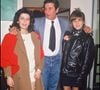 Derrière les murs de ce chalet tout en bois de 800 m² se dessine une part plus intime de la vie du chanteur, loin des salles de spectacle et de son immense carrière.

Archives : Gilbert Bécaud avec ses filles Jennifer et Anne @Bestimage