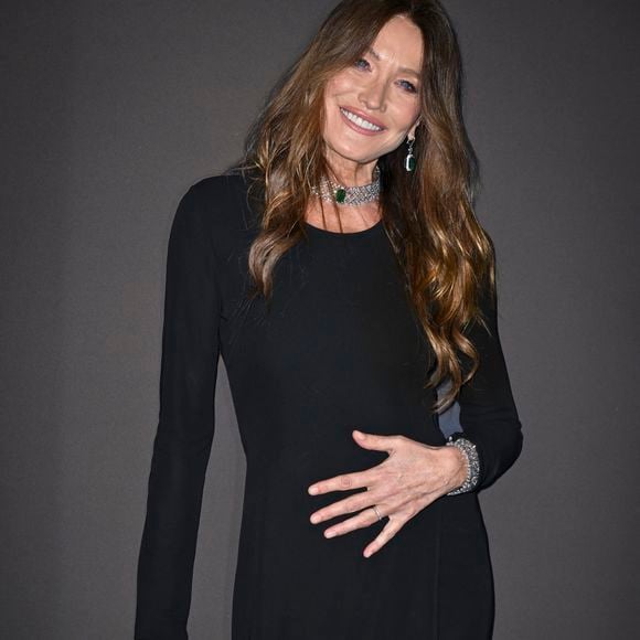 Carla Bruni - Photocall du dîner "Women In Motion, Kering", Place de la Castre lors du 78ème Festival International du Film de Cannes le 18 mai 2025. © Olivier Borde/Bestimage