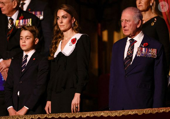 Catherine (Kate) Middleton, princesse de Galles, Le prince George de Galles, Le roi Charles III d'Angleterre  - La famille royale britannique assiste au Festival du Souvenir de la Royal British Legion, en l'honneur des militaires, au Royal Albert Hall à Londres, le 8 novembre 2025. © Julien Burton / Bestimage