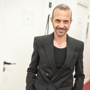 Calogero en backstage de l'enregistrement de l'émission "Serge Lama, le dernier rappel" présentée par F. Bollaert, diffusée le vendredi 21 novembre 2025 sur France 3 à 21h10, au théâtre Marigny à Paris, France, le 29 avril 2025. © Clovis-Moreau/Bestimage