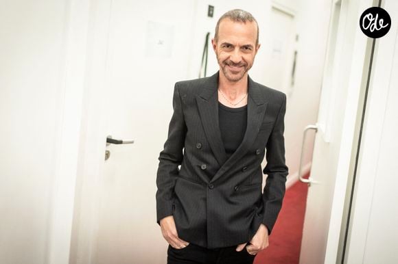 Calogero en backstage de l'enregistrement de l'émission "Serge Lama, le dernier rappel" présentée par F. Bollaert, diffusée le vendredi 21 novembre 2025 sur France 3 à 21h10, au théâtre Marigny à Paris, France, le 29 avril 2025. © Clovis-Moreau/Bestimage