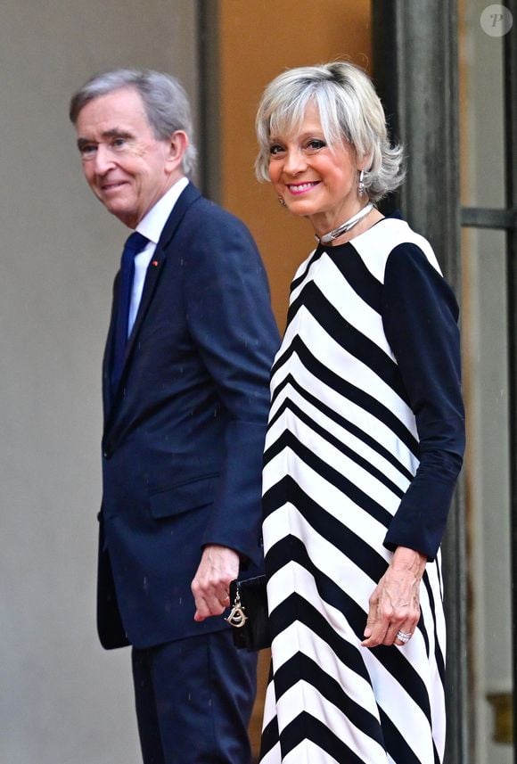 Son épouse, Hélène Mercier-Arnault, sort du silence pour démentir les rumeurs de tensions liées à la succession.

Bernard Arnault, Pdg de LVMH et sa femme Hélène Mercier - Arrivées des personnalités au dîner d'État en l'honneur du président brésilien et de sa femme au palais présidentiel de l'Élysée à Paris le 5 juin 2025.

© Christian Liewig / Bestimage