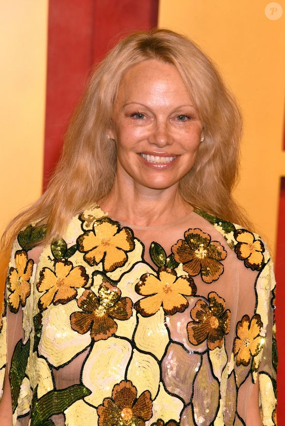 Pamela Anderson a troqué son blond légendaire pour une chevelure cuivrée et une coupe plus effilée.

Pamela Anderson lors de la soirée des Oscars Vanity Fair 2024 organisée par Radhika Jones au Wallis Annenberg Center for the Performing Arts à Beverly Hills, Los Angeles, Californie, Etats-Unis, le 10 mars 2024. © WALTER / BESTIMAGE