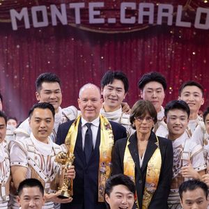 Le Prince Albert II de Monaco et la Princesse Stéphanie de Monaco remettent le « Clown d’Or » à la « China National Acrobatic Troup » - Soirée de clôture du 47ème Festival International du Cirque de Monte-Carlo sous le chapiteau de Fontvieille à Monaco, le 21 janvier 2025. © Olivier Huitel / Pool Monaco / Bestimage