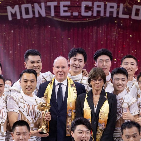 Le Prince Albert II de Monaco et la Princesse Stéphanie de Monaco remettent le « Clown d’Or » à la « China National Acrobatic Troup » - Soirée de clôture du 47ème Festival International du Cirque de Monte-Carlo sous le chapiteau de Fontvieille à Monaco, le 21 janvier 2025. © Olivier Huitel / Pool Monaco / Bestimage