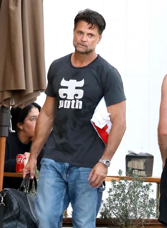 Sa maison à Malibu est disponible à la location pour un prix élevé.

David Charvet est de bonne humeur alors qu'il discute et rit avec d'autres personnes en sortant d'une salle de sport à Studio City. Il reste décontracté dans un T-shirt graphique, un jean et des baskets.
Backgrid USA / Bestimage