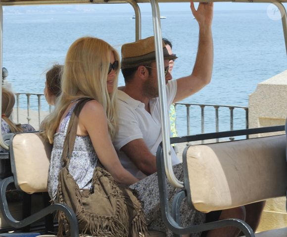 L'ancienne mannequin était extrêmement populaire dans les années 90

Claudia Schiffer, son mari Matthew Vaughn et leurs filles Clementine et Cosima Violet en vacances a Marbella en Espagne le 11 juin 2013.
© GTRES / BESTIMAGE