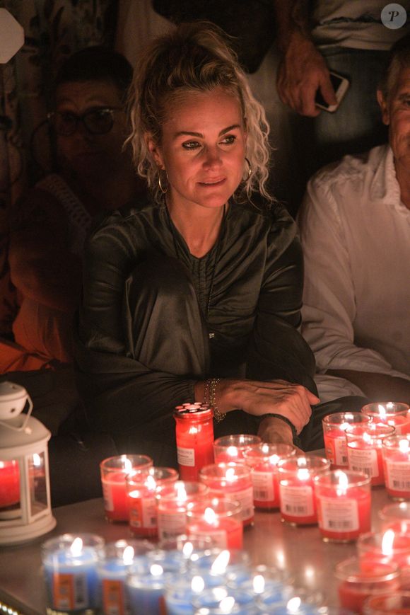 Laeticia Hallyday - Pour le deuxième anniversaire de la mort de Johnny, Laeticia Hallyday et ses filles Jade et Joy se recueillent sur sa tombe au cimetière de Lorient à Saint-Barthélémy  le 5 décembre 2019. (Agence / Bestimage).