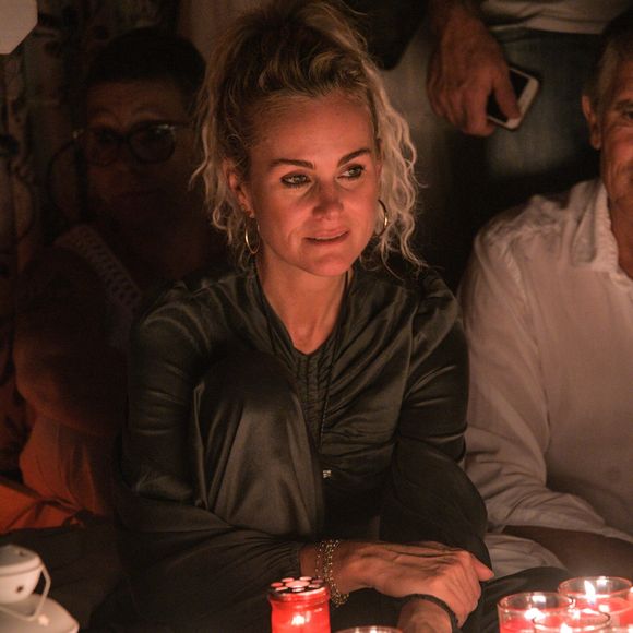 Laeticia Hallyday - Pour le deuxième anniversaire de la mort de Johnny, Laeticia Hallyday et ses filles Jade et Joy se recueillent sur sa tombe au cimetière de Lorient à Saint-Barthélémy  le 5 décembre 2019. (Agence / Bestimage).