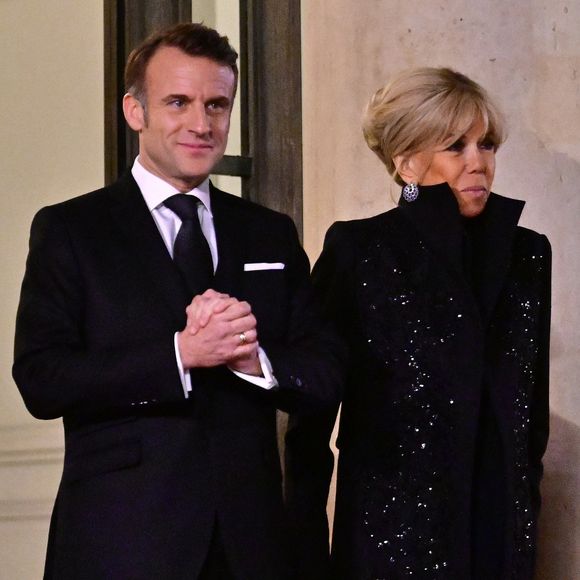 Le président Emmanuel Macron et sa femme Brigitte Macron arrivant au dîner d'état donné en l'honneur du couple présidentiel d'Angola au palais de l'Elysée à Paris le 17 janvier 2025.
© Christian Liewig / Bestimage