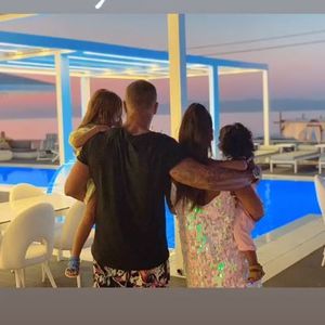 Amel Bent publie des photos de ses vacances en famille sur sa page Instagram le 12 août 2019.