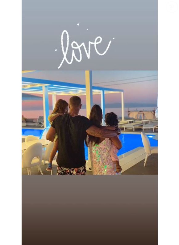 Amel Bent publie des photos de ses vacances en famille sur sa page Instagram le 12 août 2019.