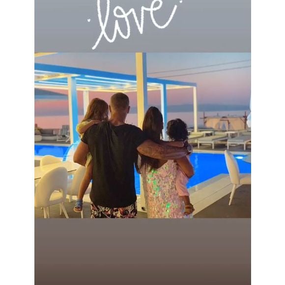 Amel Bent publie des photos de ses vacances en famille sur sa page Instagram le 12 août 2019.