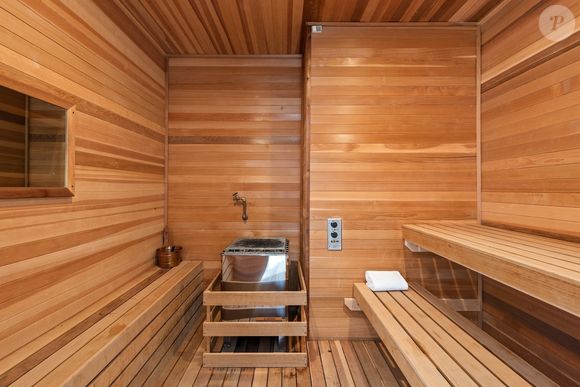 Loin d'être une simple tendance, la "Constrat Therapy" s'inspire des saunas scandinaves, des onsen japonais et des bains nordiques pratiqués depuis des siècles.

De superbes photos de la propriété Ariza, mise en vente pour un million d'euros. 

©Bestimage