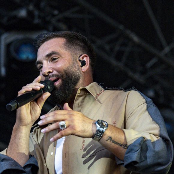 "Mon trésor, ma fierté, mon amour. Aujourd'hui à 15:10 notre petit garçon est arrivé au monde", avait confié l'heureux papa sur Instagram en mai.

Kendji Girac en concert lors du festival de musique du Printemps de Perouges au Chateau de Saint-Maurice-de-Remens le 29 juin 2025. © Sandrine Thesillat / PsNewZ / Bestimage