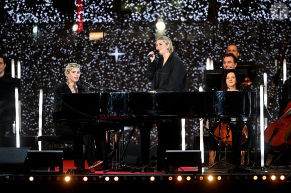 Exclusif - Alice Taglioni et Louane - Enregistrement de l'émission "Cannes chante le Cinéma" sur la célèbre plage Macé de Cannes, le 25 mai 2023 lors de la 76ème édition du Festival de Cannes le 25 mai 2023. © Bruno Bebert-Tiziano da Silva/Bestimage