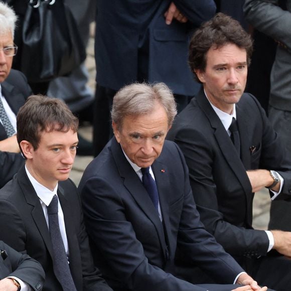 La famille Arnault a récemment acquis l’ancien palais d’André Citroën, situé dans le 16e arrondissement de Paris, via leur holding Europimmo. 

Frédéric Arnault, Bernard Arnault et Antoine Arnault lors de l'hommage national du général d'armée Jean-Louis Georgelin sur l'esplanade des Invalides à Paris, France. L'ancien chef d'État-major des armées, chargé de la reconstruction de Notre-Dame de Paris, est mort vendredi 18 août à 74 ans lors d'une randonnée sur les pentes du Mont Valier, dans les Pyrénées. © Dominique Jacovides/Bestimage