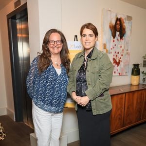 Habillée dans un style décontracté, la princesse de 36 ans portait une veste ample kaki associée à un top à pois blancs et une robe 

Eugenie d'York s'est rendue à Soho pour un événement de shopping et de soins pour bébés et enfants, organisé à l'occasion de la journée de la presse de Fuse Communications. 7 mai 2026. © Backgrid UK/ Bestimage