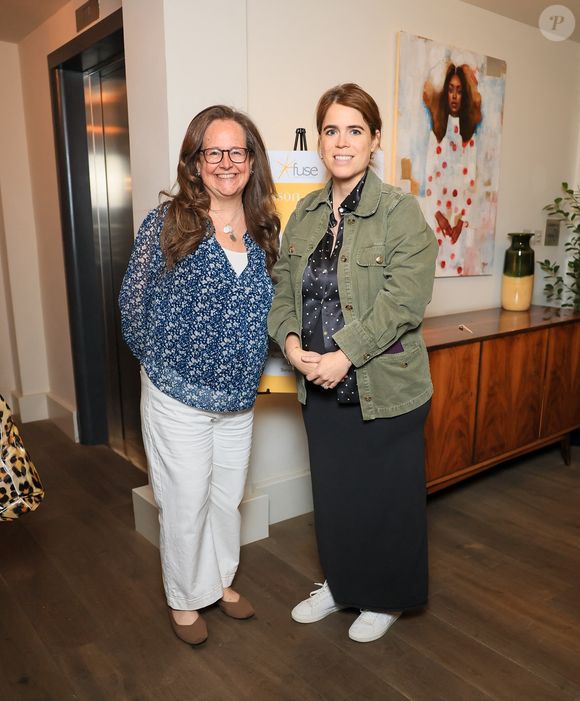 Habillée dans un style décontracté, la princesse de 36 ans portait une veste ample kaki associée à un top à pois blancs et une robe 

Eugenie d'York s'est rendue à Soho pour un événement de shopping et de soins pour bébés et enfants, organisé à l'occasion de la journée de la presse de Fuse Communications. 7 mai 2026. © Backgrid UK/ Bestimage