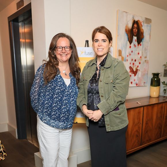 Habillée dans un style décontracté, la princesse de 36 ans portait une veste ample kaki associée à un top à pois blancs et une robe 

Eugenie d'York s'est rendue à Soho pour un événement de shopping et de soins pour bébés et enfants, organisé à l'occasion de la journée de la presse de Fuse Communications. 7 mai 2026. © Backgrid UK/ Bestimage
