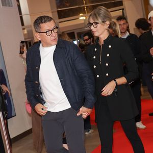 L'acteur était venu avec sa compagne Clara, de 16 ans sa cadette.

Dany Boon et sa compagne Clara Vello au photocall de la première du film "Karma" au cinéma Pathé Palace à Paris le 13 octobre 2026. 

© Coadic Guirec / Bestimage