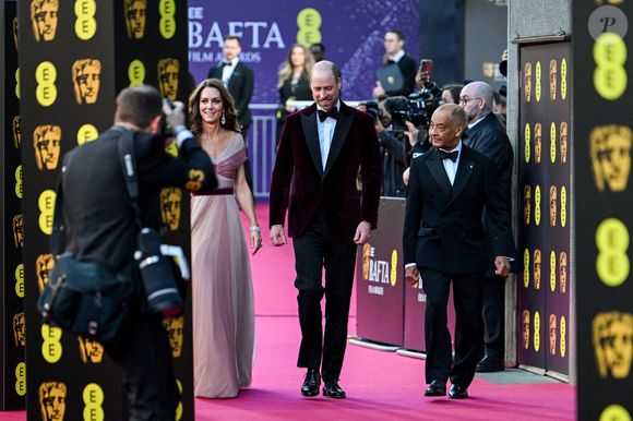 Malgré le scandale, la famille royale a choisi de maintenir ses engagements publics.

Le Prince et la Princesse de Galles et le Lord-Lieutenant du Grand Londres Ken Olisa (à droite) assistant à la 79e cérémonie des British Academy Film Awards, au Royal Festival Hall, Southbank Centre, Londres, Royaume-Uni, le 22 février 2026. Photo par Jaimi Joy/PA Wire/ABACAPRESS.COM